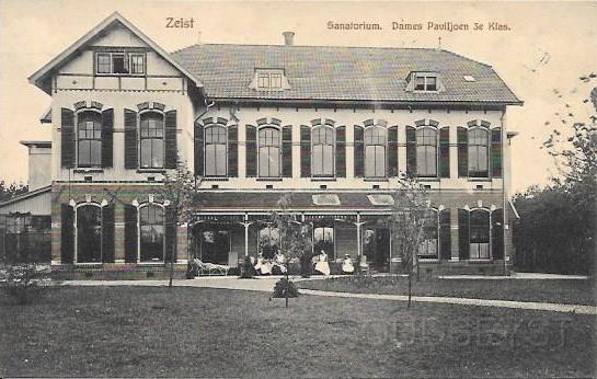 Patijnpark- Dichtersbuurt0005, Zeist Sanatorium. Dames Paviljoen 3e Klas. 1915.jpg - Op 5 September 1900 werd de (Kleine) Vereniging tot Christelijke Verzorging van Zenuwlijders in Nederland opgericht. In 1902 werd gronden aangekocht van plm. 62 ha. En een begin gemaakt aan de eerste gebouwen van het Christelijk Sanatorium. Het hoofdgebouw, 3 paviljoens en een badhuis, de keukengebouwen en de directeurswoning. De bouwkosten bedroegen ƒ. 154.300 en werd gebouwd door de architecten E.G. en J.C. Wenting te Schalkwijk en de bouwer N. Willemse te Vreeswijk. Dames Paviljoen (4) 3e Klas dat in 1904 werd geopend en bestemd was voor 23 3e klasse patiënten. Er waren op zolder dienstbodenkamers en een strijk- en mangelkamer. In 1972 is het paviljoen ontruimd en afgebroken op deze plek staat nu de personeel flat die in 1984 verkocht omdat men buiten het terrein woonde. Opname van 1915.